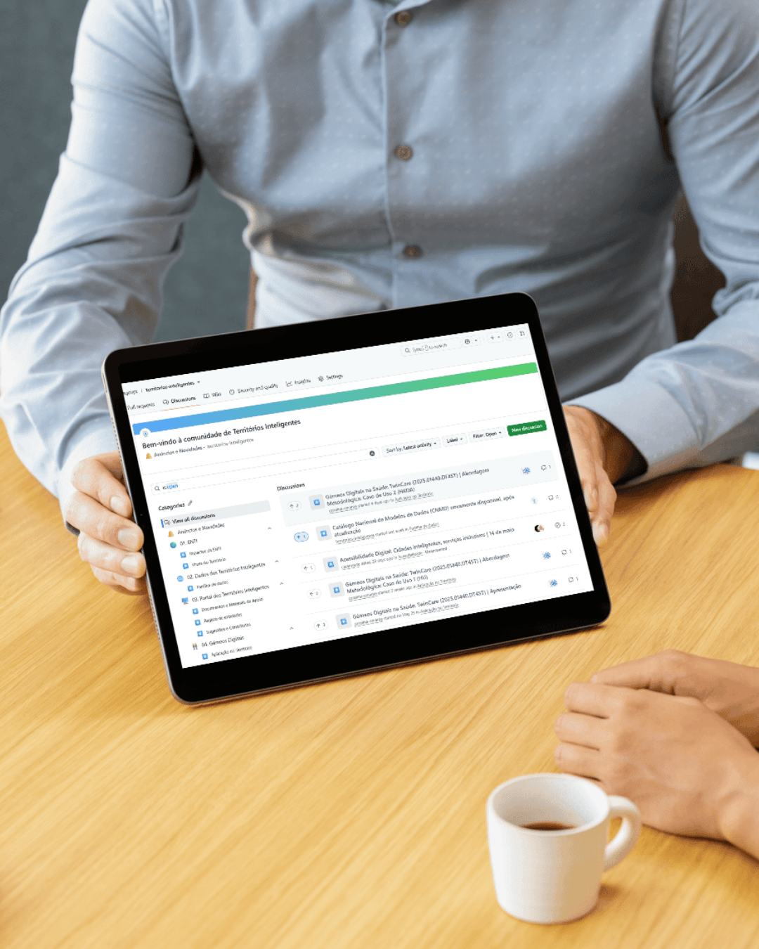 Tablet com ecrã a  mostrar a página inicial das Comunidades de Prática dos Territórios Inteligentes