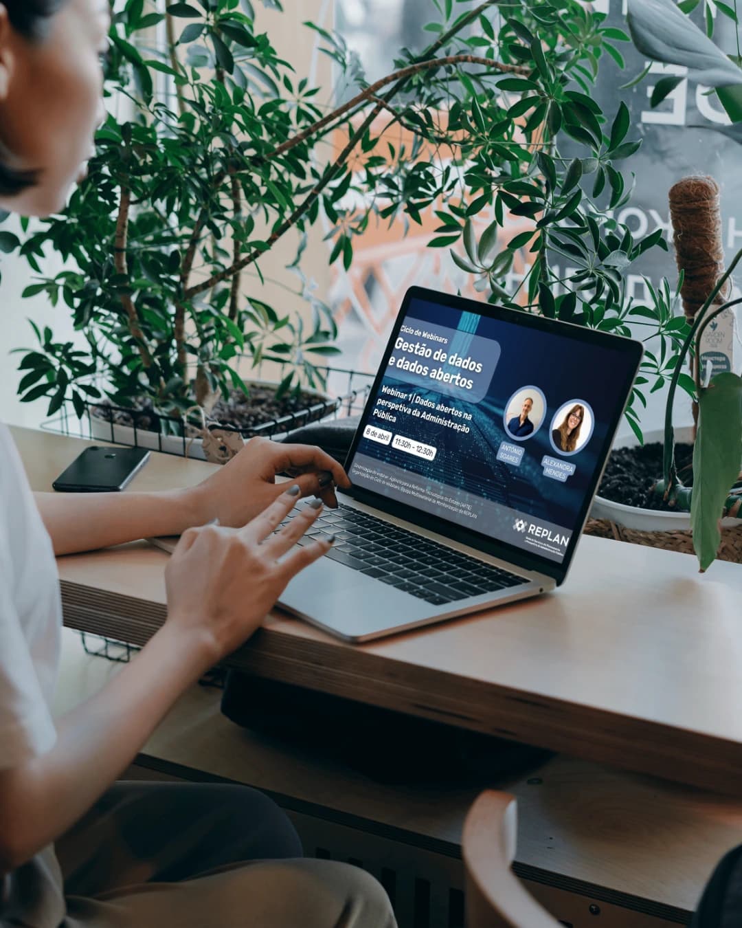 Desktop com visor a mostrar a capa ilustrativa do webinar de dados abertos