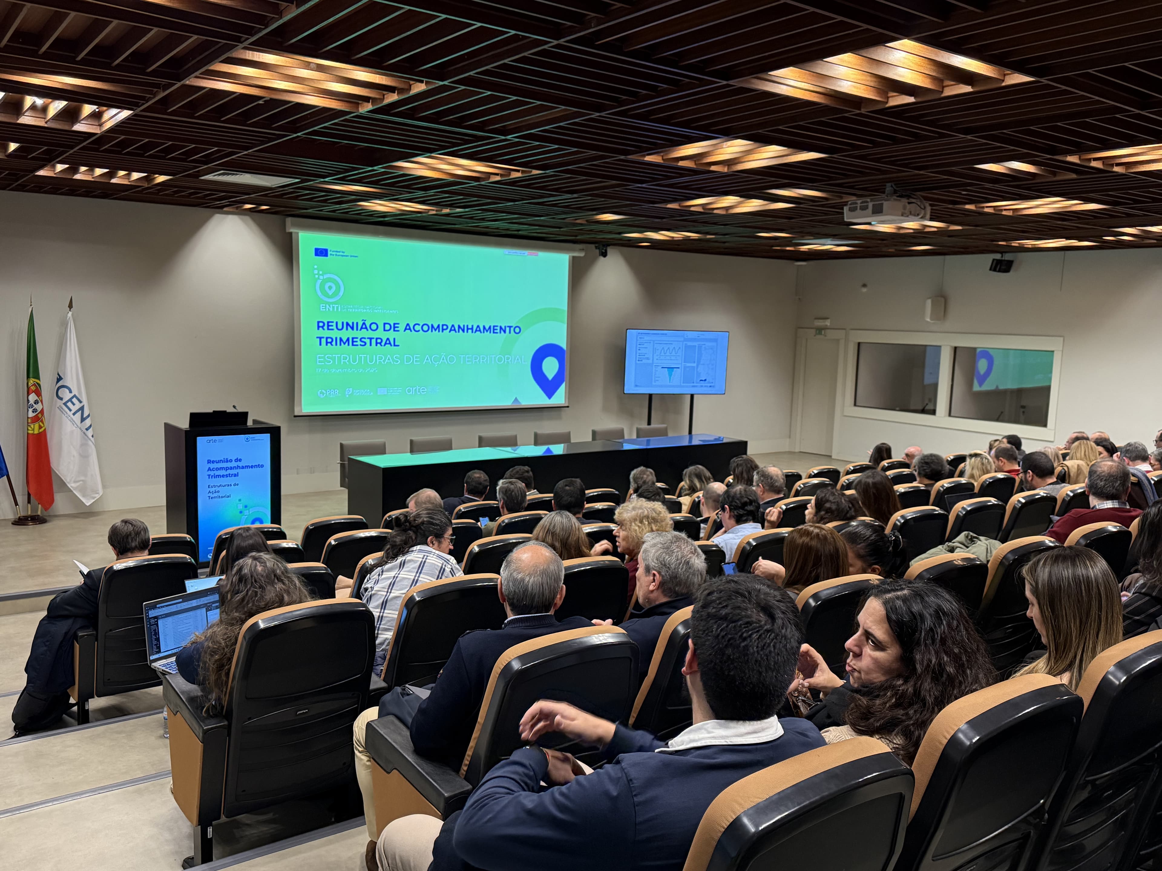 Público em auditório durante a Reunião de Acompanhamento Trimestral das EAT em Coimbra.