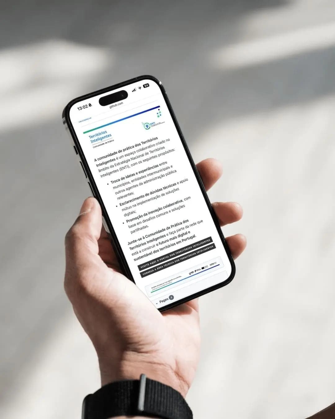 Telemóvel que mostra ligação aberta para a comunidade de prática dos territórios inteligentes