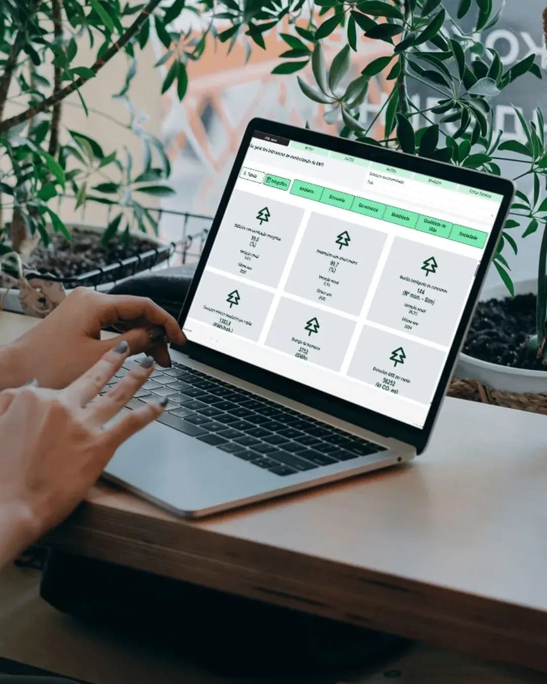 Desktop com ecrã a mostrar o dashboard de políticas públicas