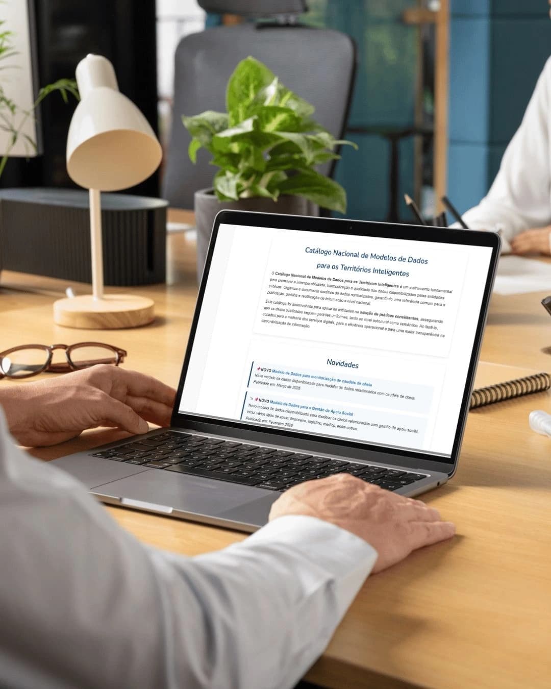 Imagem de desktop com homepage do Catalogo Nacional de Modelo de Dados aberto