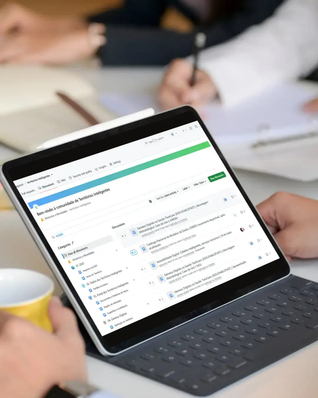 Tablet com ecrã a mostrar a página inicial das Comunidades de Prática dos Territórios Inteligentes