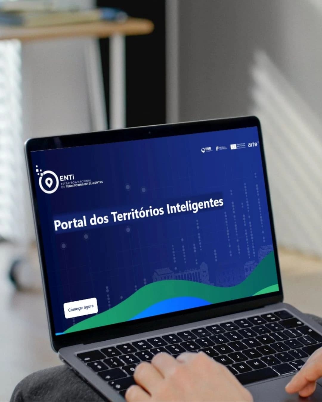 Desktop com imagem ilustrativa do banner inicial do questionário de melhorias do Portal dos Territórios Inteligentes