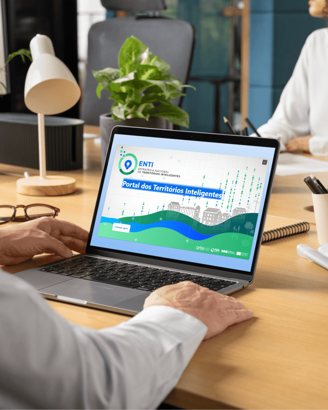 Pessoa a utilizar um computador portátil com o Portal dos Territórios Inteligentes no ecrã, associado à recolha de opiniões para a melhoria do portal.