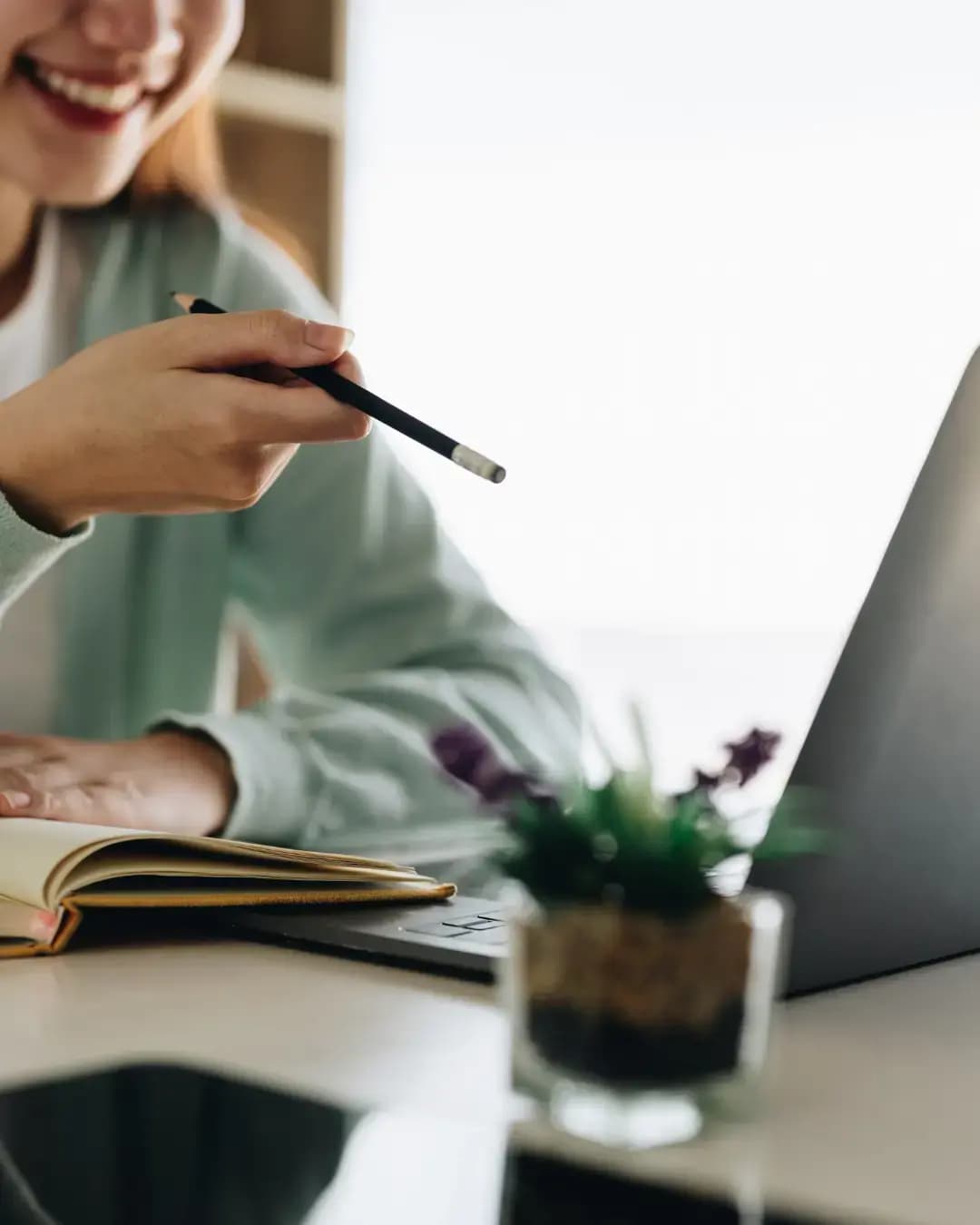 Aluno com computador a navegar por cursos online de territórios inteligentes