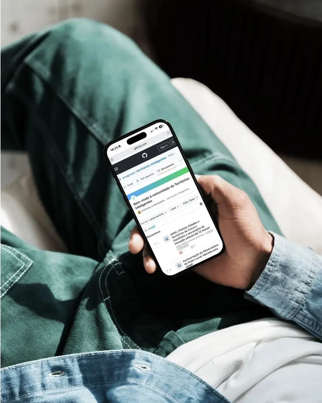 Telefone com ecrã a  mostrar a página inicial das Comunidades de Prática dos Territórios Inteligentes
