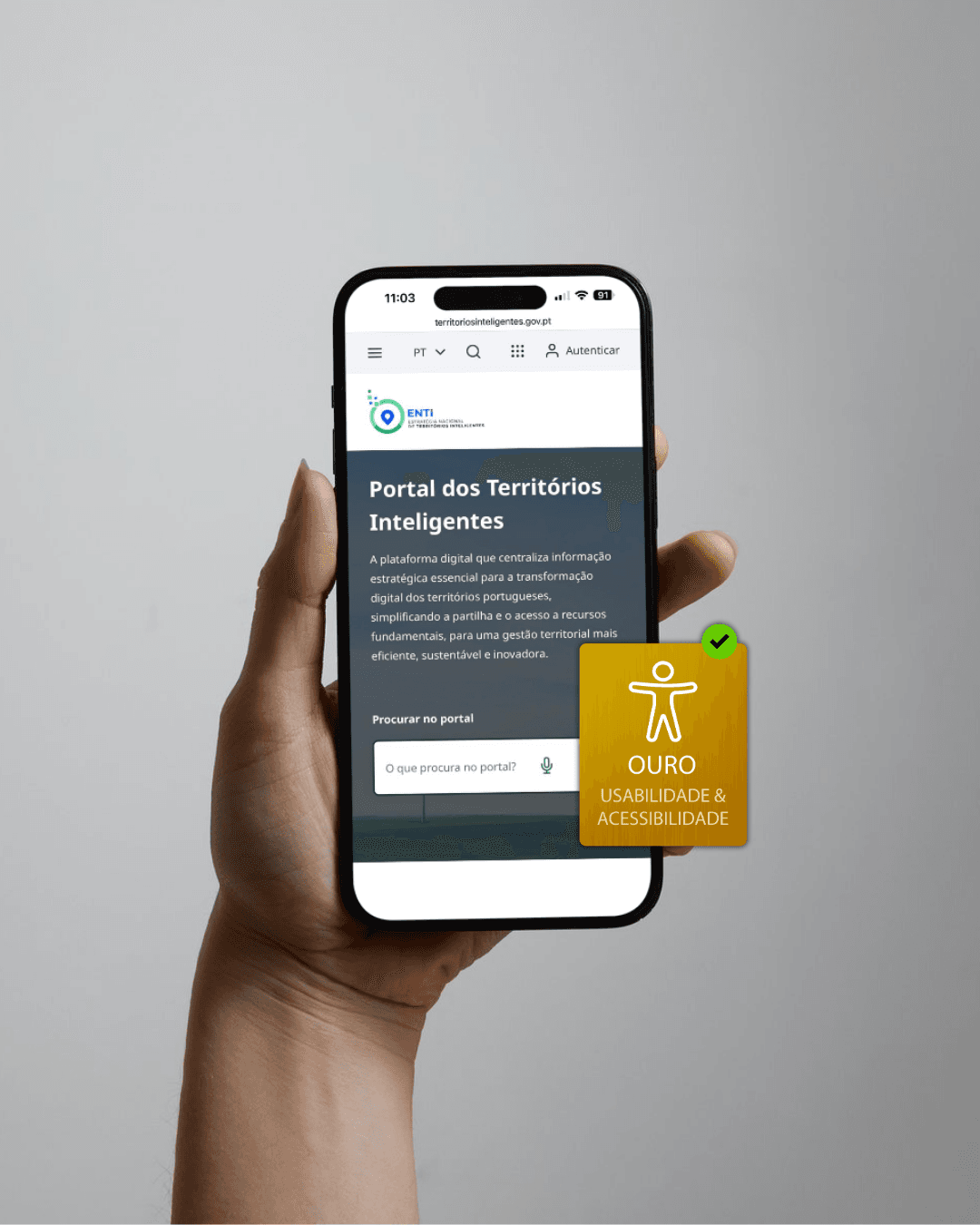 Dispositivo móvel a exibir a homepage do Portal dos Territórios Inteligentes com o selo Ouro de Usabilidade e Acessibilidade atribuído.