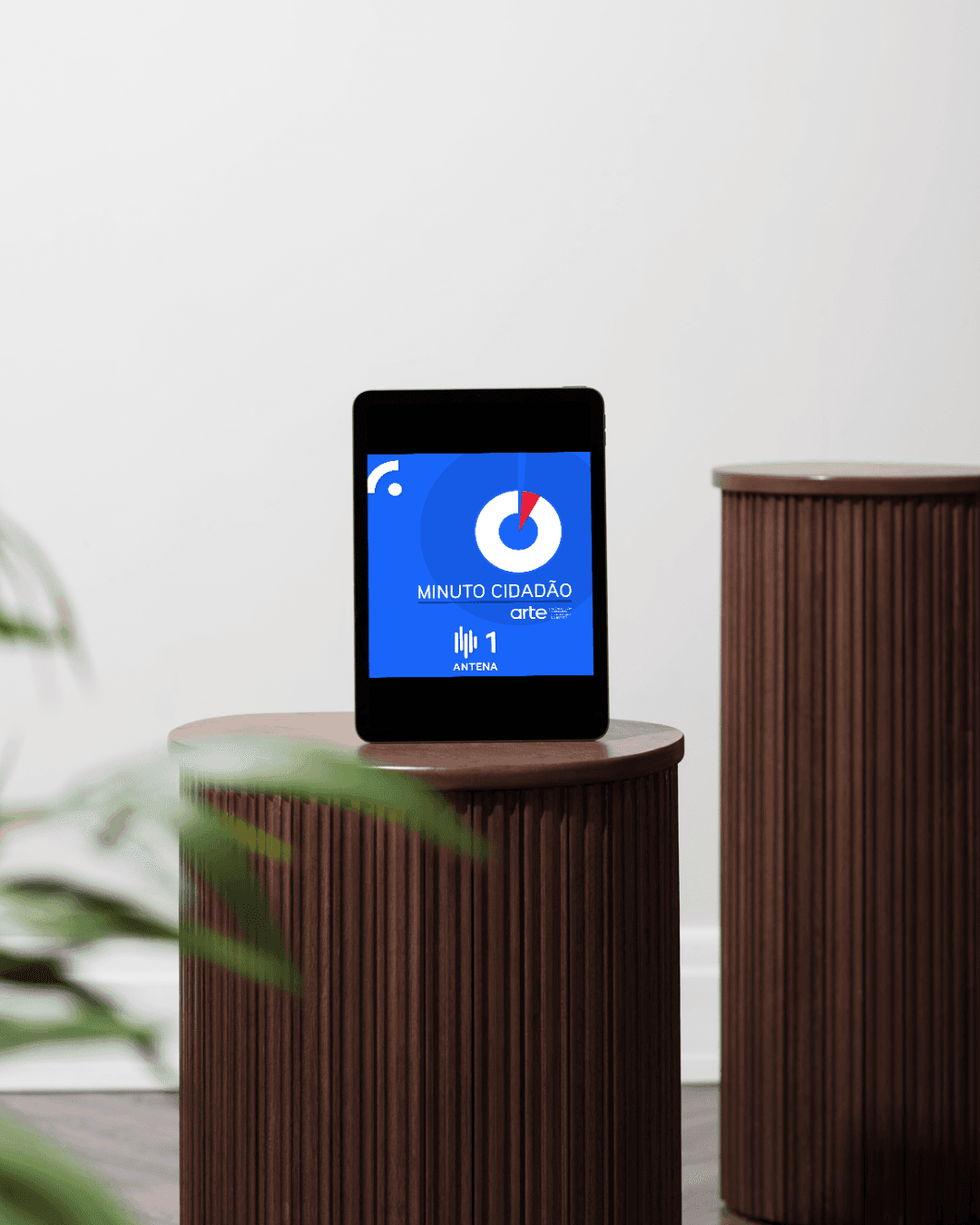 Tablet com a imagem do podcast Minuto Cidadão, com destaque do episódio dedicado ao Portal dos Territórios Inteligentes.