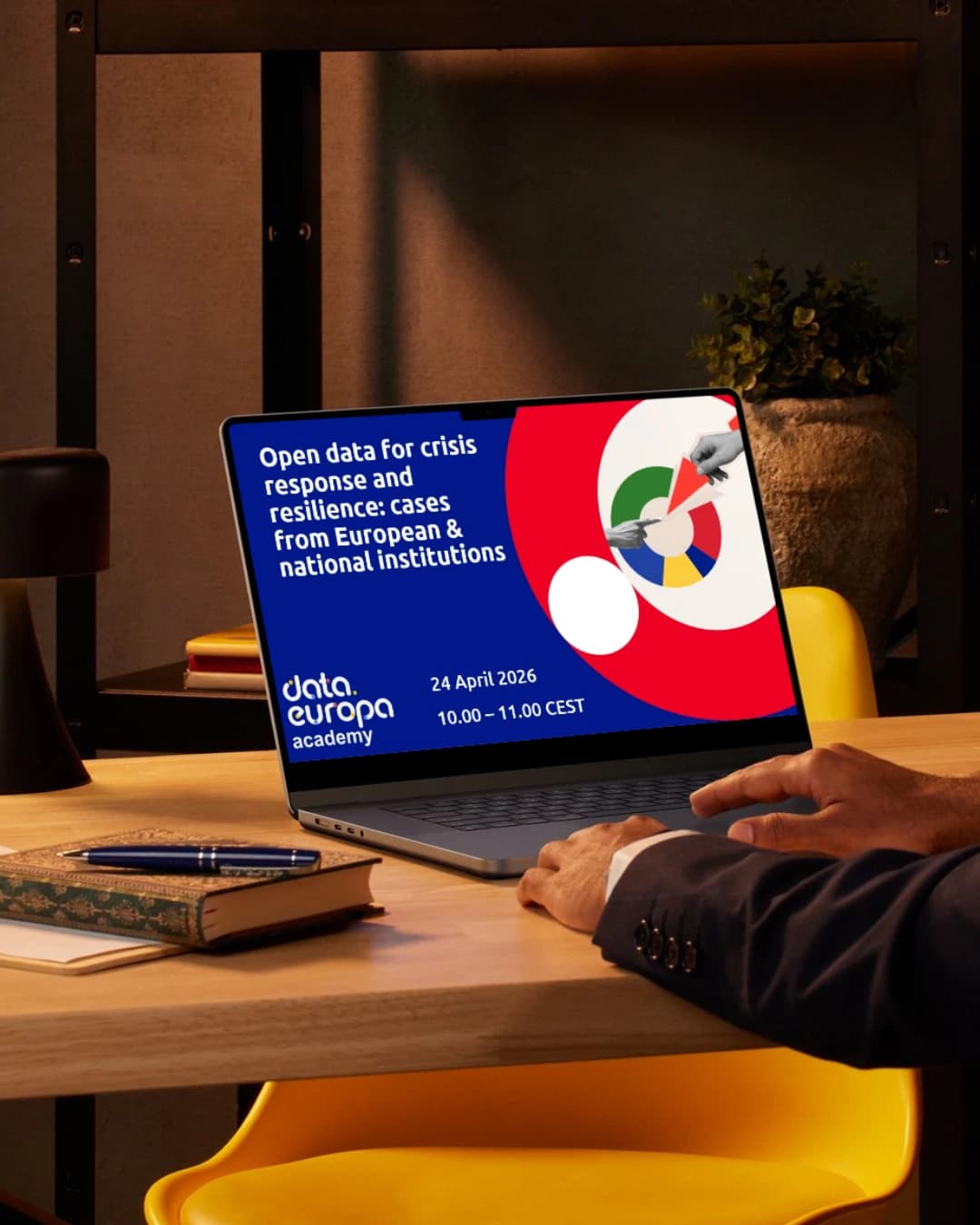 Slide de webinar sobre dados abertos apresentado num computador portátil sobre uma mesa.