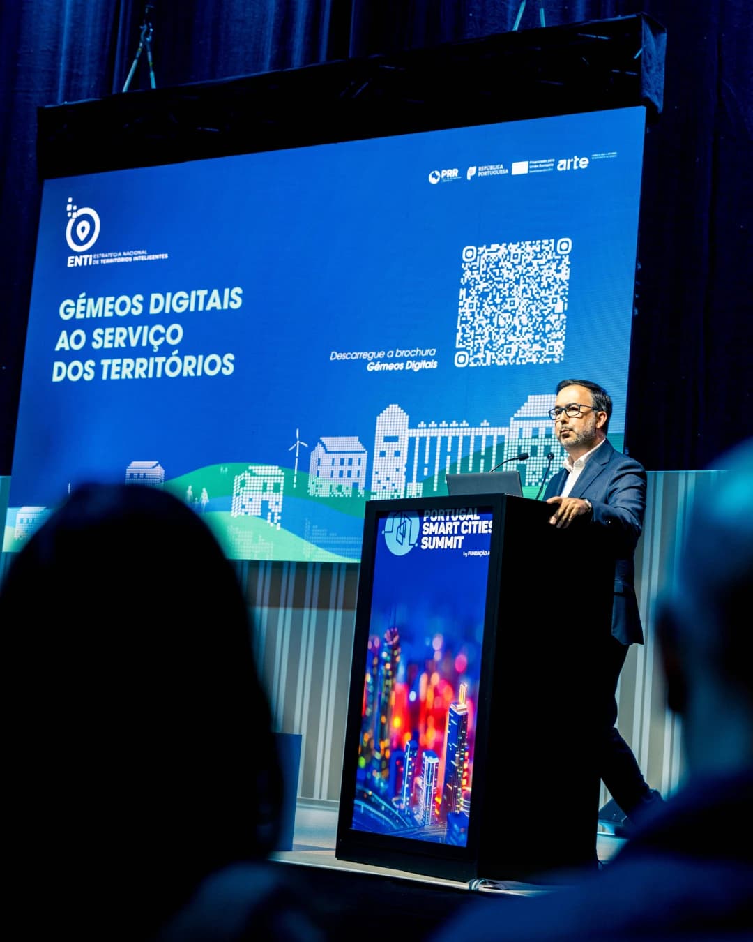 Manuel Dias, presidente da ARTE, intervém no Main Stage do Portugal Smart Cities Summit 2026, na FIL, durante a sessão dedicada aos Gémeos Digitais.